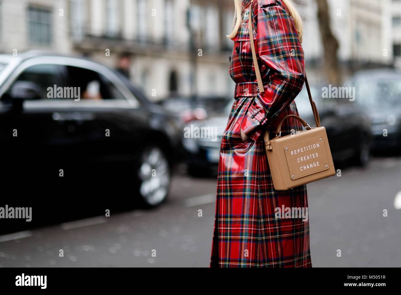 London, UK. 18th Feb, 2018. A chic showgoer posing outside the Delpozo runway show during London Fashion Week - Feb 18, 2018 - Credit: Runway Manhattan/Zach Dodds ***For Editorial Use Only*** | Verwendung weltweit/dpa/Alamy Live News Credit: dpa picture alliance/Alamy Live News Stock Photo
