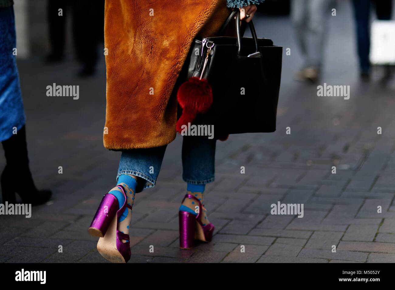 London, UK. 18th Feb, 2018. A chic showgoer arriving at the Roland Mouret runway show during London Fashion Week - Feb 18, 2018 - Credit: Runway Manhattan/Zach Dodds ***For Editorial Use Only*** | Verwendung weltweit/dpa/Alamy Live News Credit: dpa picture alliance/Alamy Live News Stock Photo