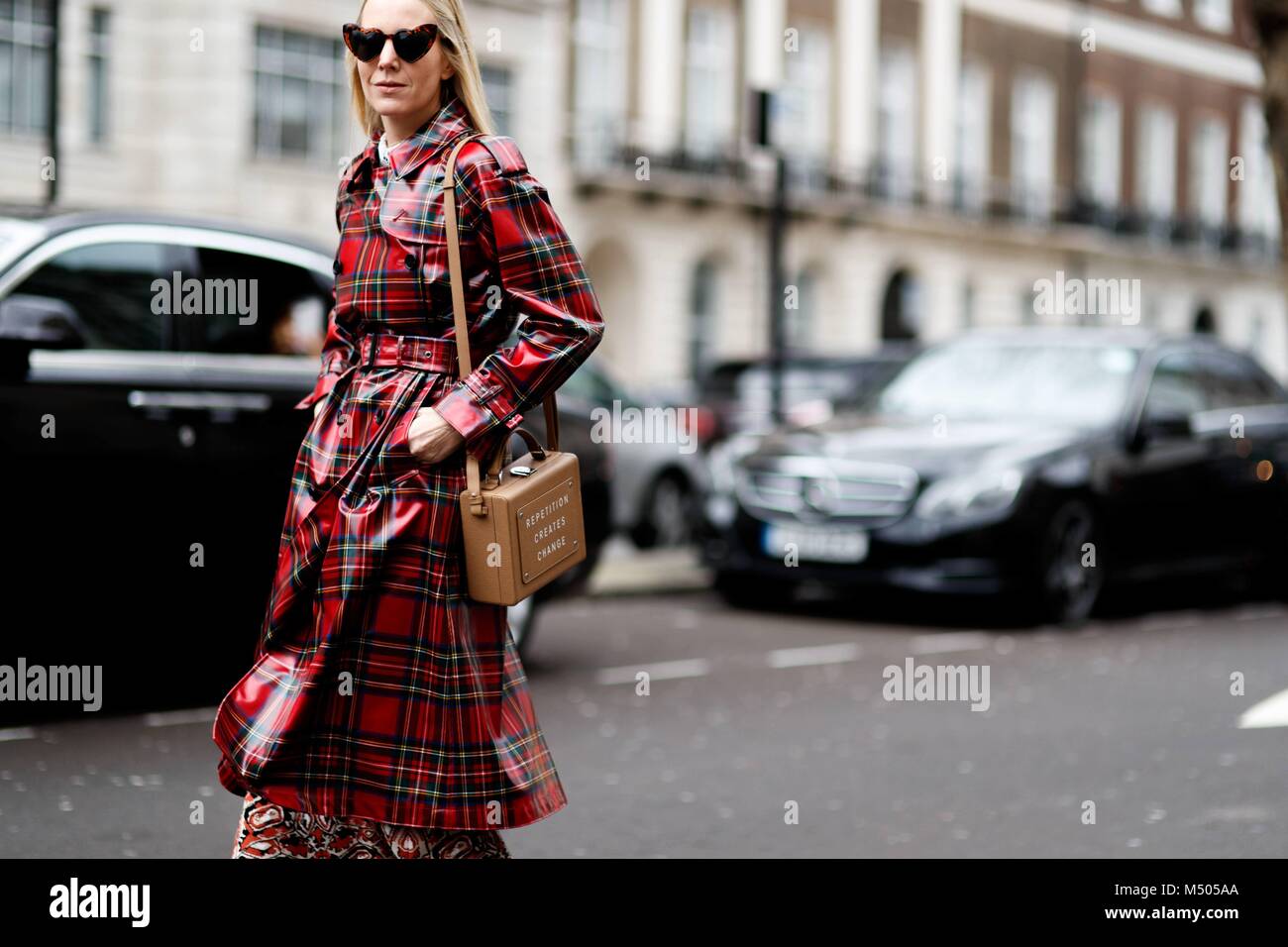 London, UK. 18th Feb, 2018. A chic showgoer posing outside the Delpozo runway show during London Fashion Week - Feb 18, 2018 - Credit: Runway Manhattan/Zach Dodds ***For Editorial Use Only*** | Verwendung weltweit/dpa/Alamy Live News Credit: dpa picture alliance/Alamy Live News Stock Photo