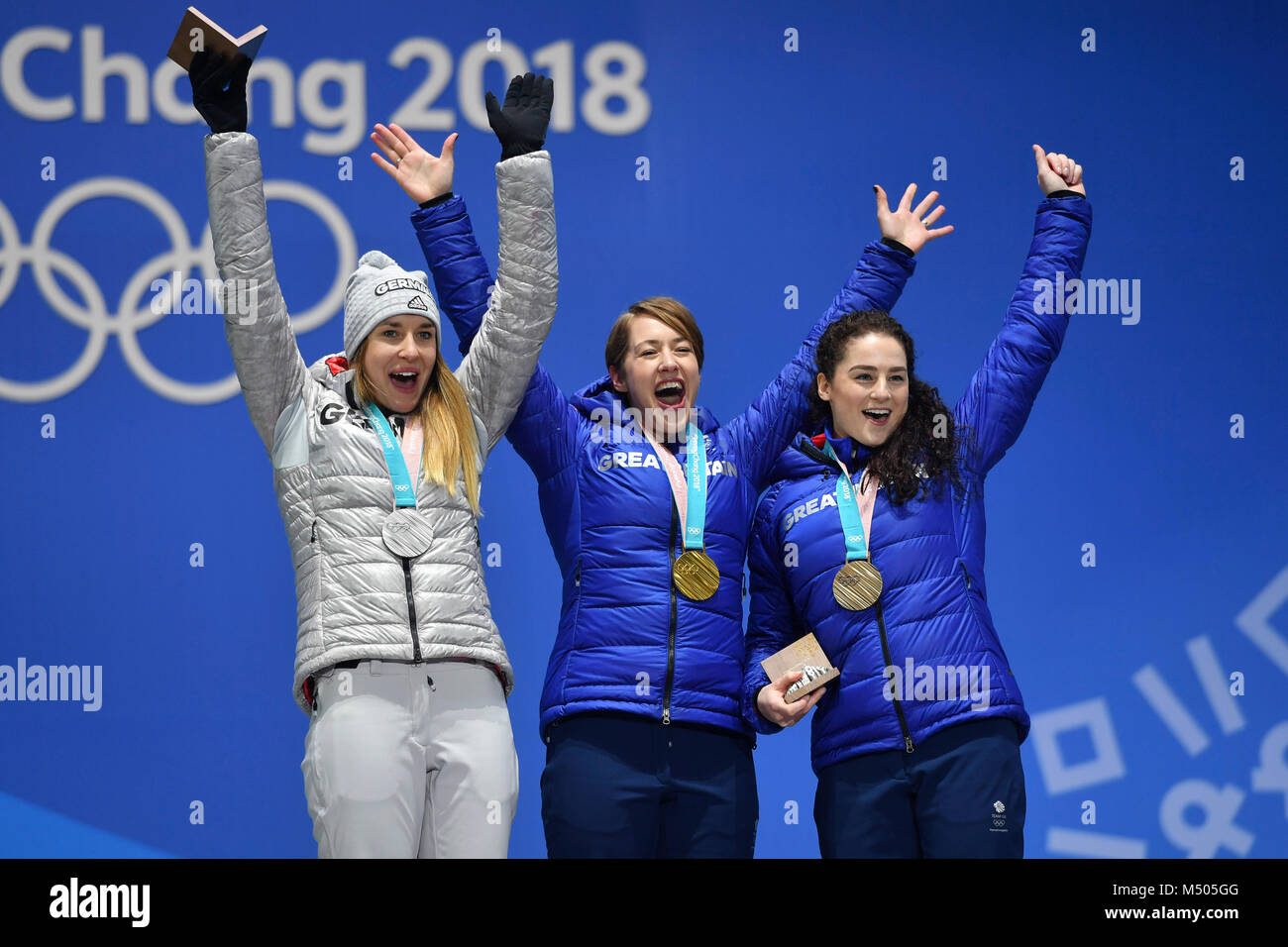 von links: Jacqueline LOELLING (GER), Lolling, 2. Platz, Silber, Silbermedaille, Silbermedaillengewinnerin, Lizzy YARNHOLD; GBR, 1. Platz, Goldmedaillengewinnerin, Gold, Goldmedaille, Olympiasiegerin, Laura DEAS, GBR, 3. Platz, Bronze, Bronzemedaille, Bronzemedaillengewinnerin, Skeleton Women, Frauen. Siegerehrung, Victory Ceremony, PyeongChang Olympic Medals Plaza am 18.02.2018. Olympische Winterspiele 2018, vom 09.02. - 25.02.2018 in PyeongChang/ Suedkorea. |usage worldwide/Alamy Live News Stock Photo