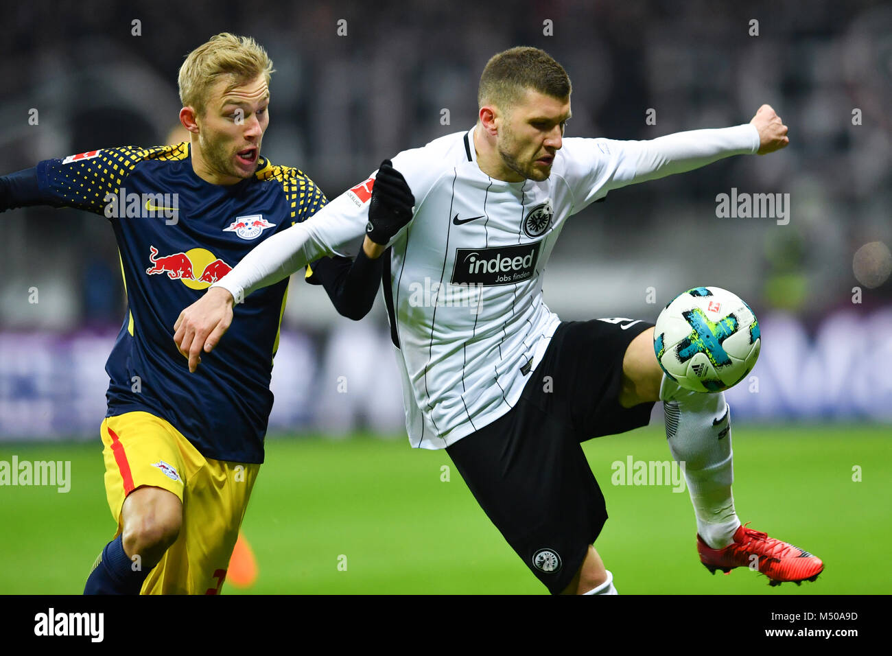 19 Febuary 2018, Germany, Frankfurt/Main, soccer: Bundesliga, Eintracht Frankfurt vs RB Leipzig, 23 play day, in the Commerzbank Arena. Frankfurt's Ante Rebic (R) and Leipzig's Konrad Laimer vie for the ball. Photo: Uwe Anspach/dpa - Nutzung nur nach vertraglicher Vereinbarung Stock Photo
