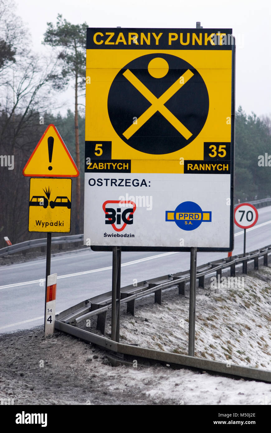 Accident blackspot sign on road the E30 in western Poland  The statistics say 5 dead and 35 injured at this location Picture taken January 2007 Stock Photo