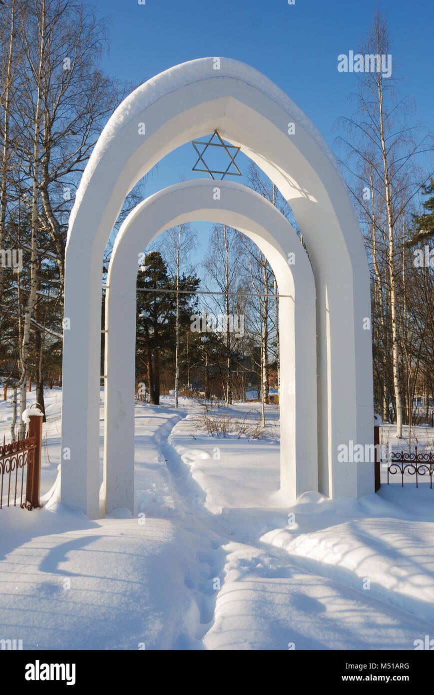 Cemetery gates hi-res stock photography and images - Alamy