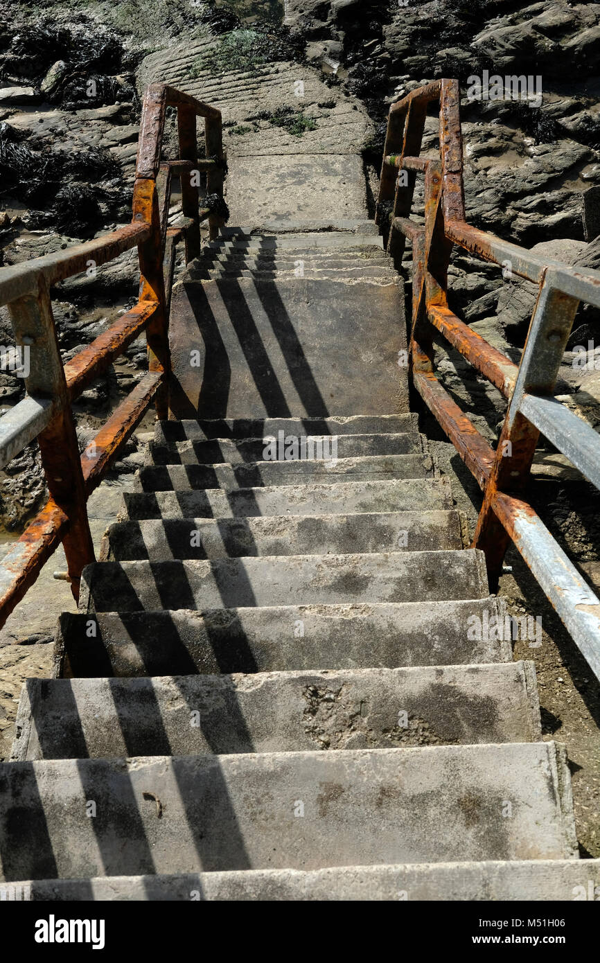 File:Steep steps to Bedruthan Beach - geograph.org.uk - 1013897.jpg -  Wikimedia Commons