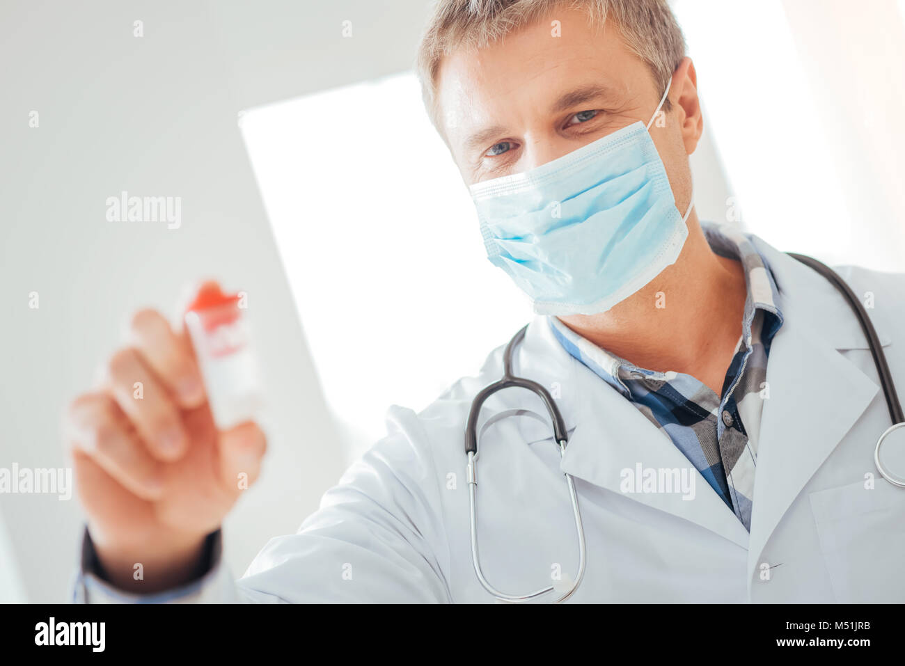 Doctor giving injection to baby hi-res stock photography and images - Alamy