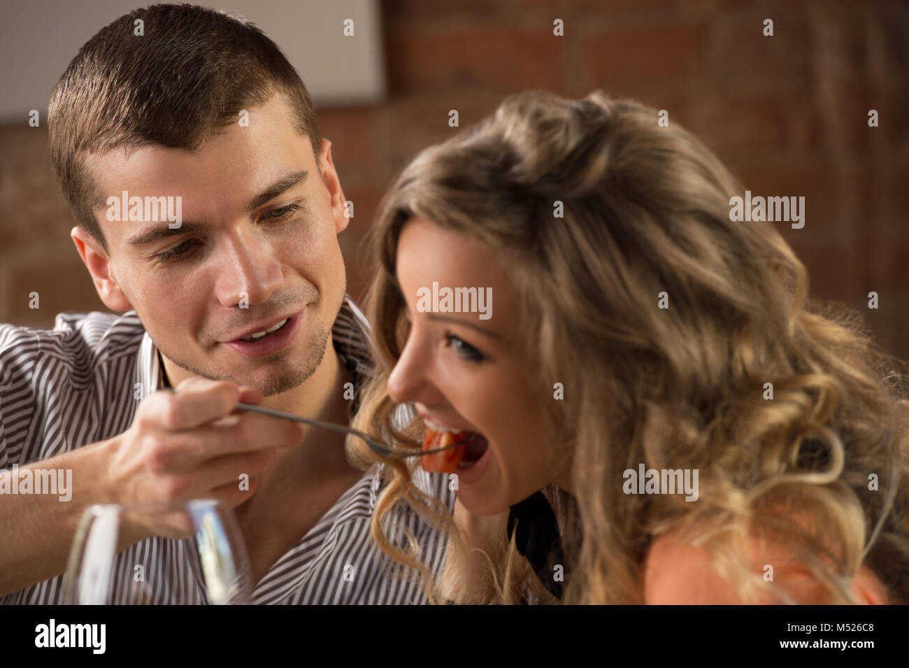 Кои девушка. Интересный маникюр. Поухаживать. Советы косметолога. Уход за лицом.