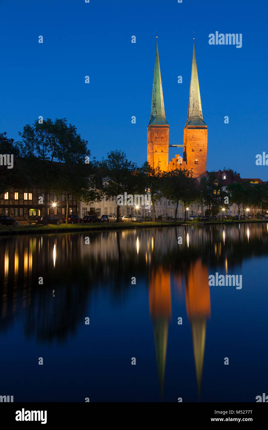 Lübeck Cathedral / Dom zu Lübeck / Lübecker Dom illuminated towers at ...