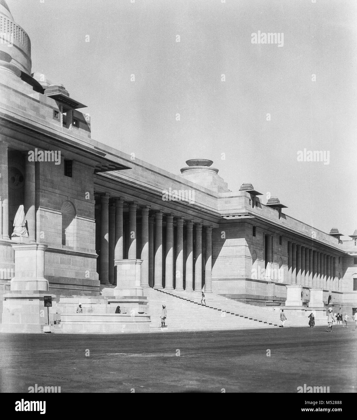 The construction of Rashtrapati Bhavan  photo taken by A. G. Shoosmith, Edwin Lutyens's representative in New Delhi, where he worked from 1920-1931.Shoosmith went out to India in 1920 to be Edwin Lutyens’ permanent representative in New Delhi. When the new capital was rising, Lutyens and Herbert Baker only went out for a couple of months each winter while the permanent representative was on the spot all year round, and Shoosmith’s job was to supervise the construction of Viceroy’s House Stock Photo