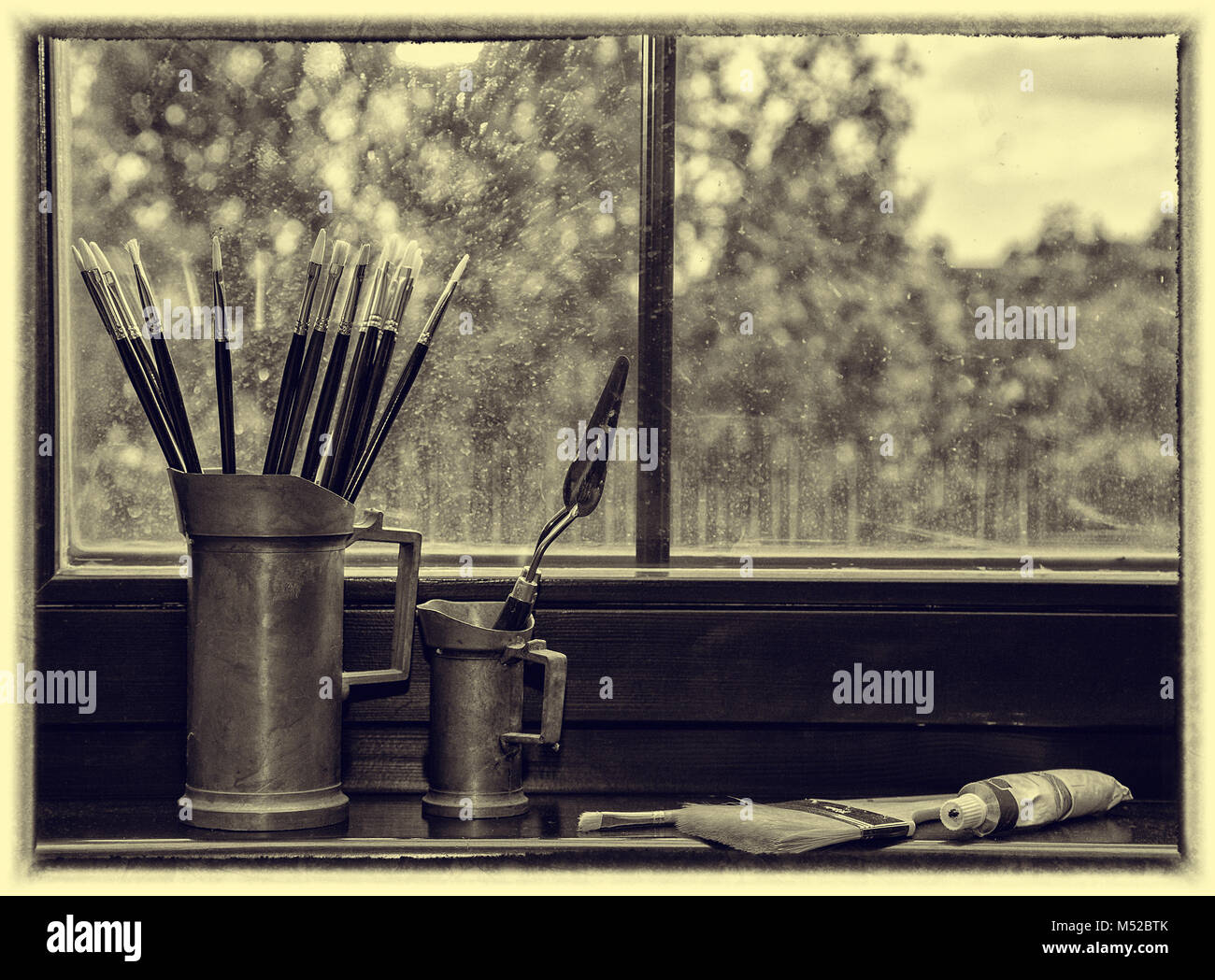 Art brushes in a vase hi-res stock photography and images - Alamy