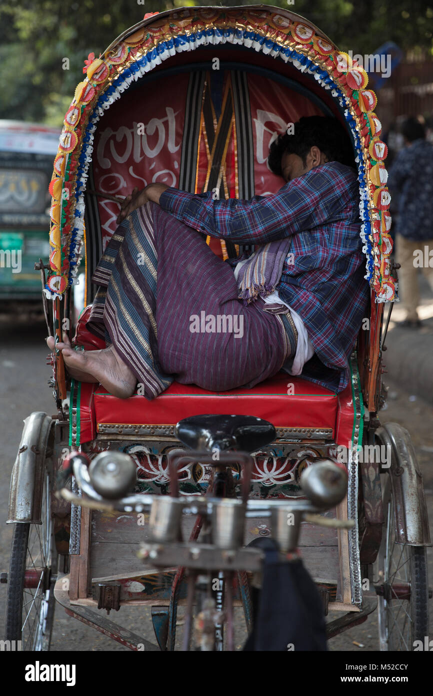 Rickshaw rider dhaka bangladesh hi-res stock photography and images - Alamy