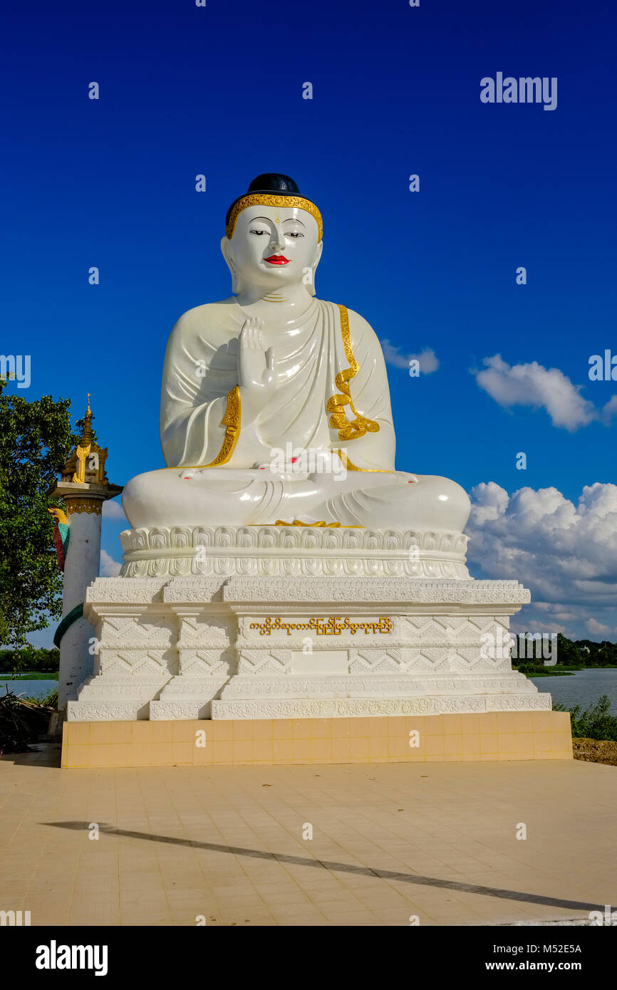 Details and sculptures of the beautiful white Pagoda, located on an island in Kan Thar Yar Lake Stock Photo