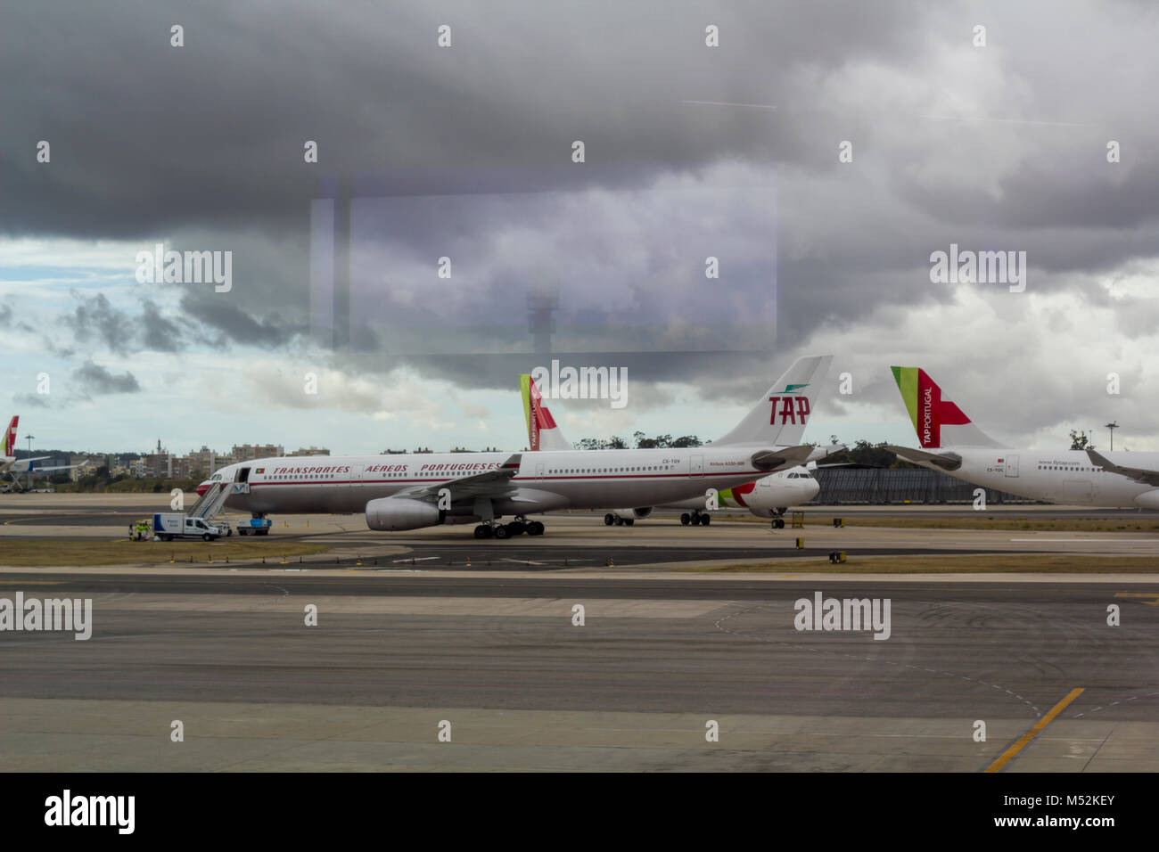 Airplanes at the airport terminal, Lisbon Stock Photo Alamy