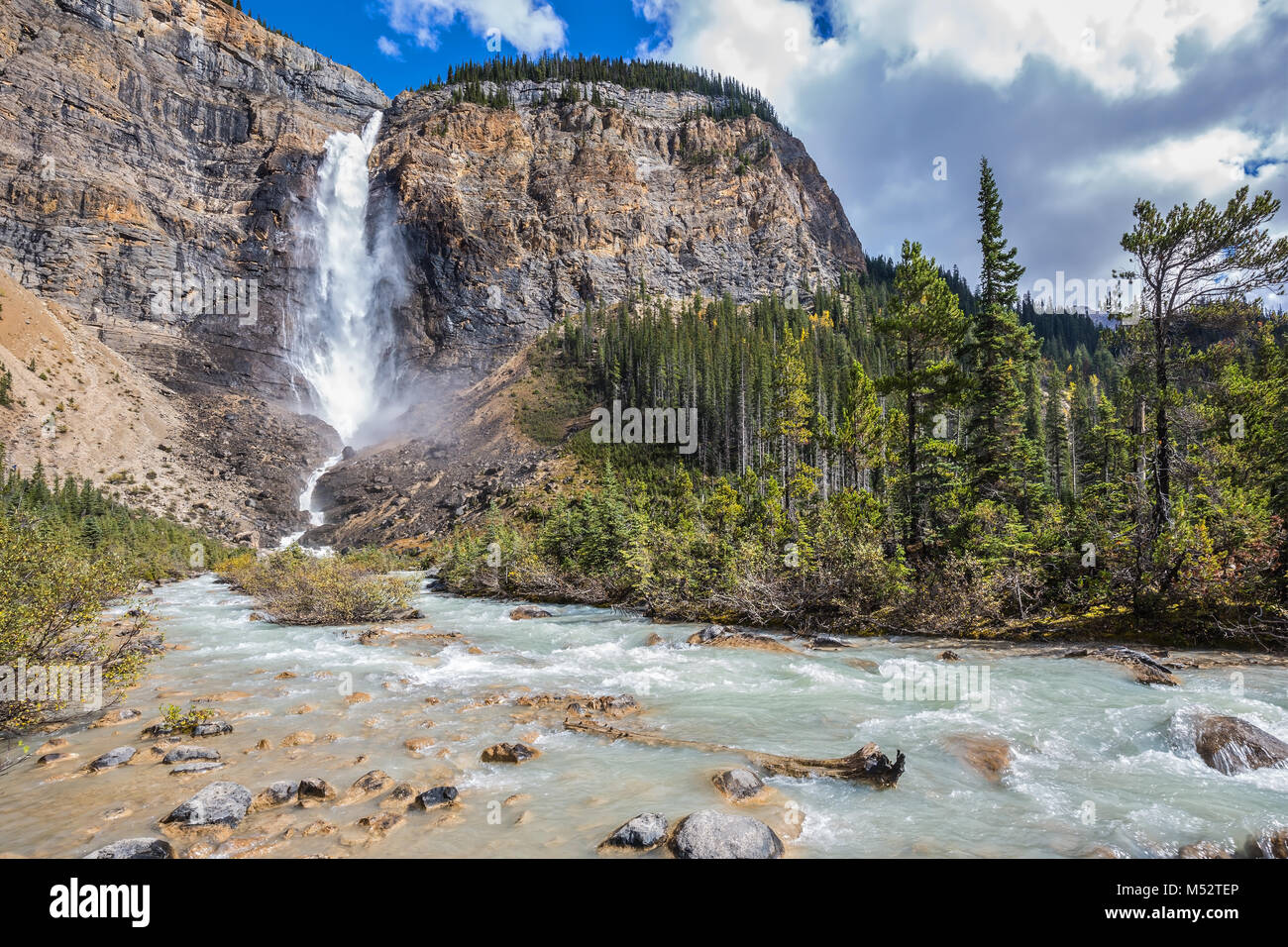 Takakkaw Falls forms a full-flowing water flow Stock Photo