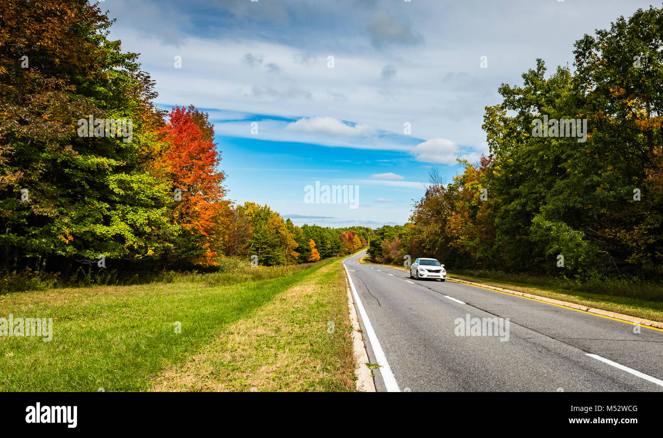 Fall foliage borders the picturesque Taconic State Parkway, the 104.12-mile divided highway between Kensico Dam and Chatham, the longest parkway in NY. Stock Photo