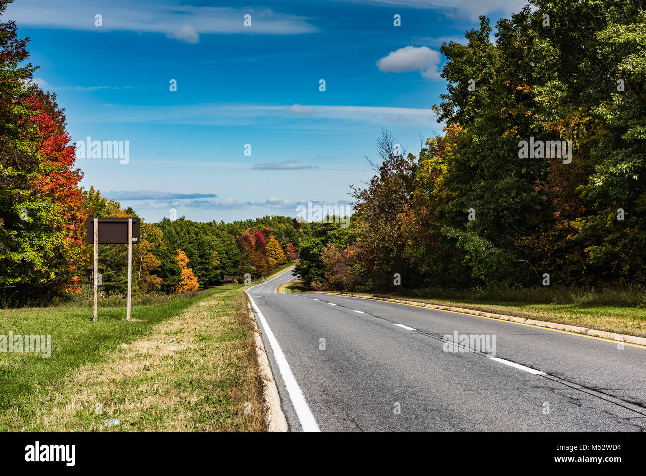 Fall foliage borders the picturesque Taconic State Parkway, the 104.12-mile divided highway between Kensico Dam and Chatham, the longest parkway in NY. Stock Photo