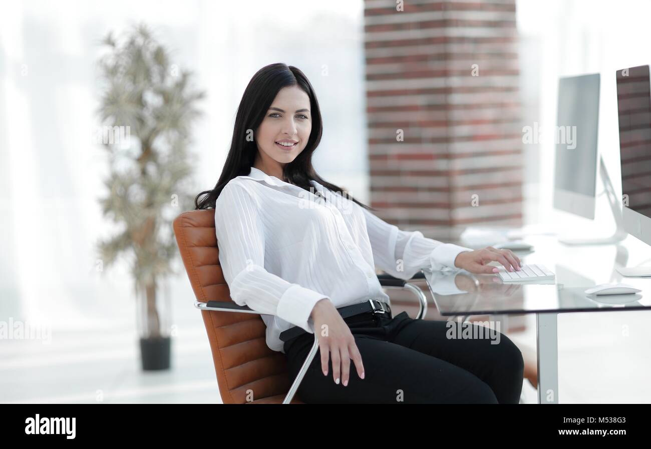 successful young business woman sitting at workplace Stock Photo - Alamy