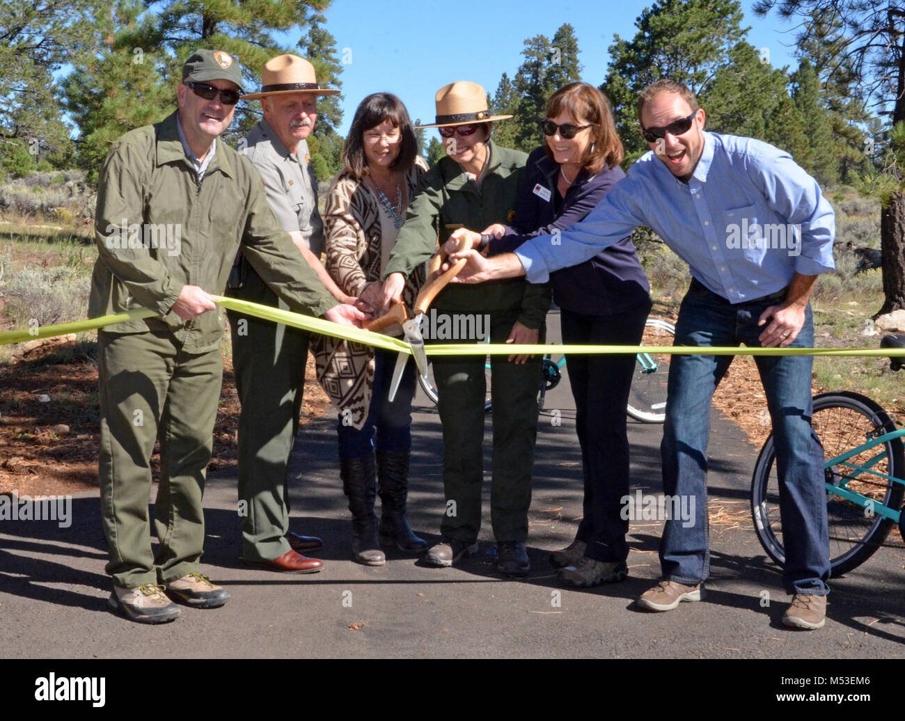Ribbon Cutting - Tusayan Greenway Trail Completion e. Left to Right: Bill Allen - NPS Trails Supervisor, Don Curnutt - NPS Chief of Facilities Management, Becky Wirth - Vice Mayor of Tusayan, Diane Chalfant - Deputy Superintendent, Grand Canyon National Park, Theresa McMullan - GCA Chief Operating Officer, Wes Neal - Bright Angel Bicycles.  Bike Your Park Day (September 24, 2016) Dedication, Ribbon Cutting and inaugural ride of newly paved Tusayan t Stock Photo