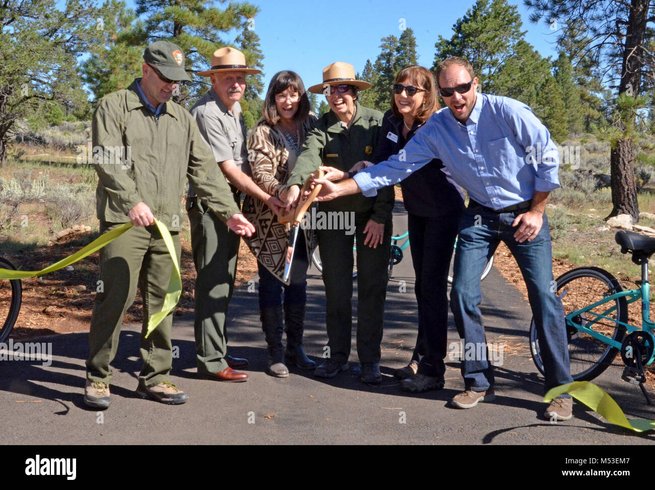 Ribbon Cutting - Tusayan Greenway Trail Completion . Left to Right: Bill Allen - NPS Trails Supervisor, Don Curnutt - NPS Chief of Facilities Management, Becky Wirth - Vice Mayor of Tusayan, Diane Chalfant - Deputy Superintendent, Grand Canyon National Park, Theresa McMullan - GCA Chief Operating Officer, Wes Neal - Bright Angel Bicycles.  Bike Your Park Day (September 24, 2016) Dedication, Ribbon Cutting and inaugural ride of newly paved Tusayan t Stock Photo