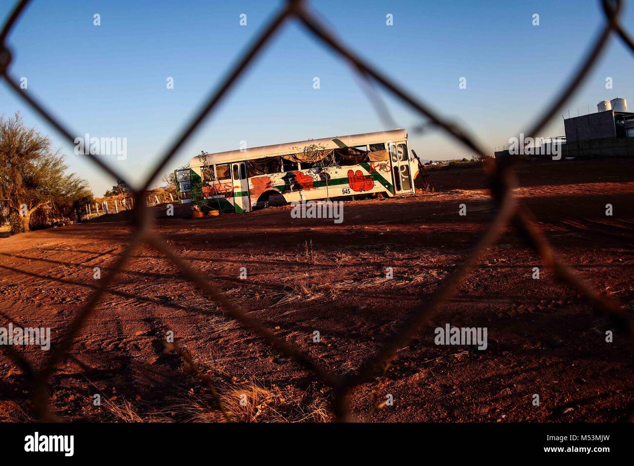 Camion de pasajeros abandonado en la colonia la Manga.  Foto: LuisGutierrez/NortePhoto.com Stock Photo