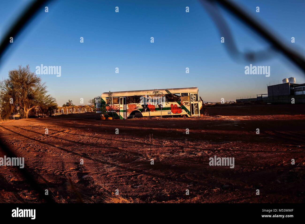 Camion de pasajeros abandonado en la colonia la Manga. visto travez de cerco de malla de acero. (Foto: LuisGutierrez/NortePhoto.com)    pclaves: Atard Stock Photo