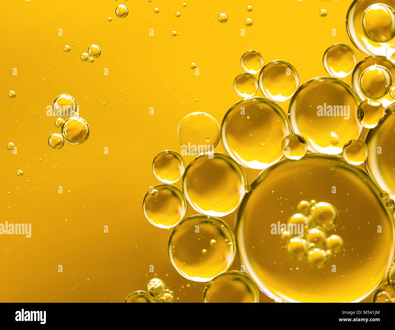 Пузырьки в масле. Пузырек с маслом. Желтое масло. Пузыри масла. Желтые пузырьки желтые.