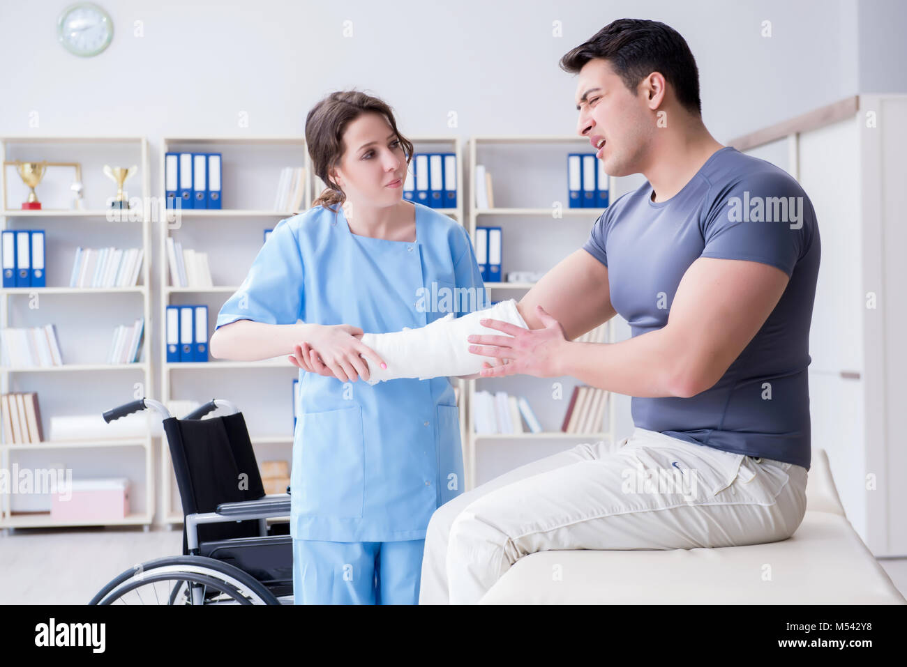 Doctor examining injured shoulder hi-res stock photography and images ...