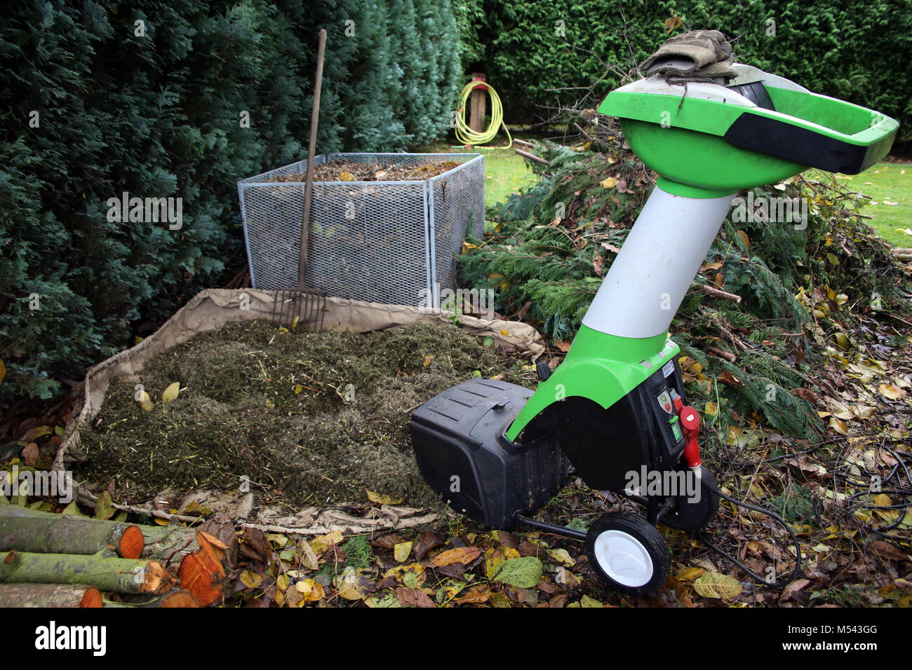 https://c8.alamy.com/comp/M543GG/autumn-workplace-in-the-garden-with-shredder-and-compost-M543GG.jpg