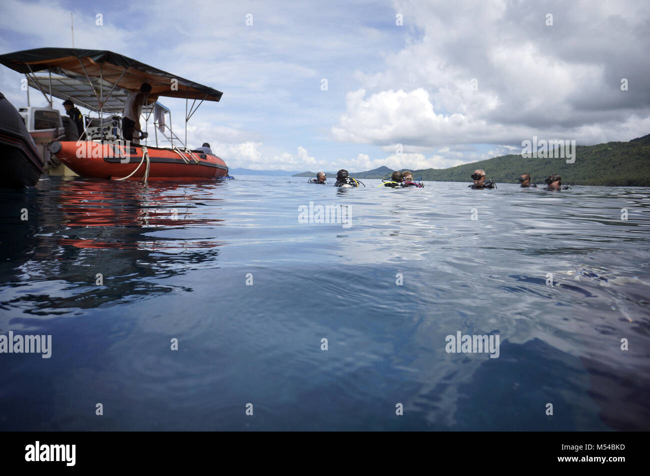 Scuba divers diving hi-res stock photography and images - Alamy