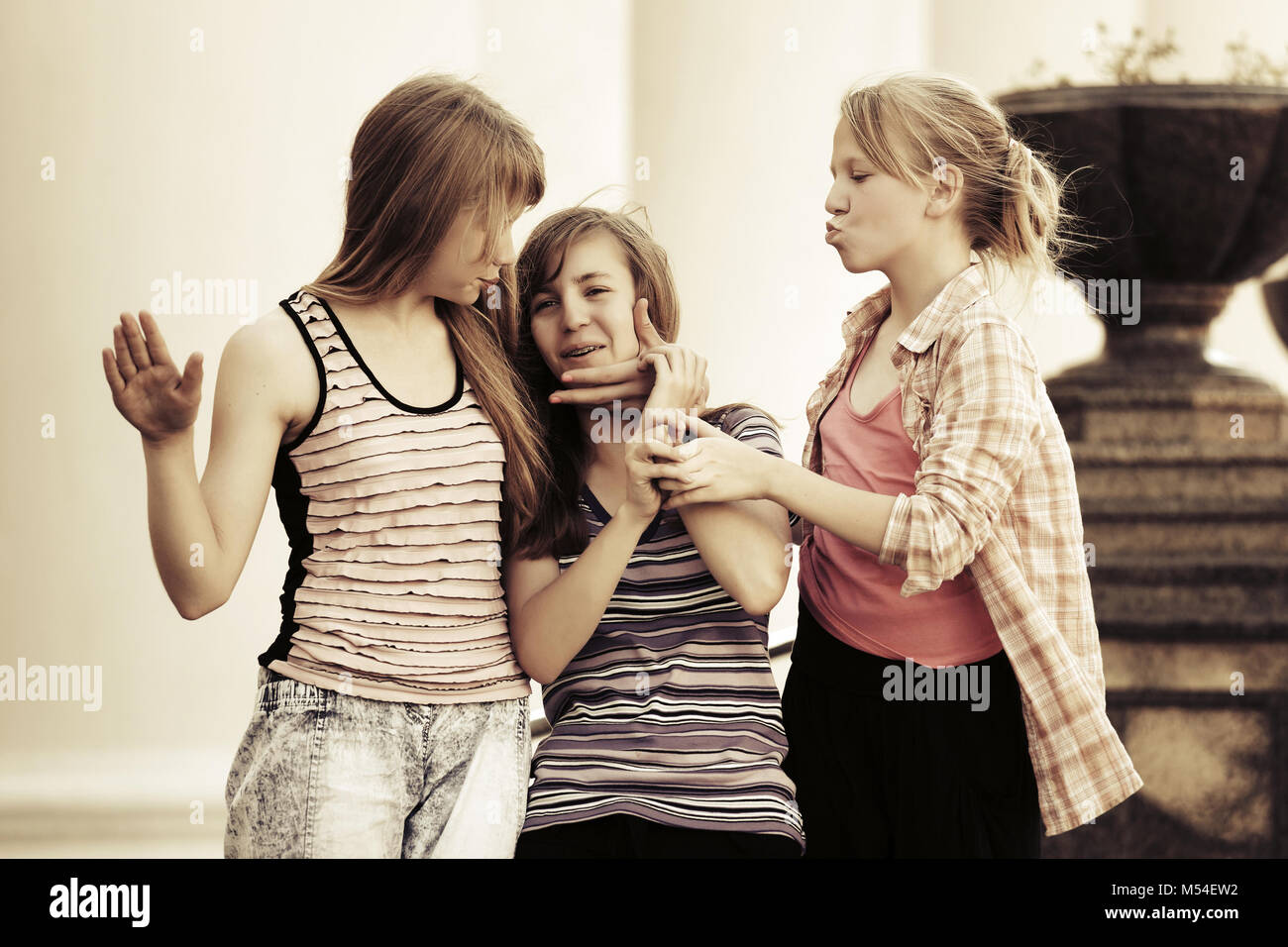 Group teen girls posing hi-res stock photography and images - Alamy