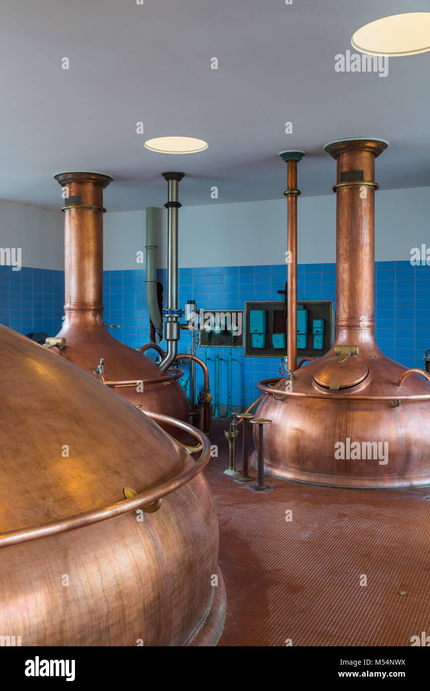 https://c8.alamy.com/comp/M54NWX/vintage-copper-kettle-brewery-in-belgium-M54NWX.jpg