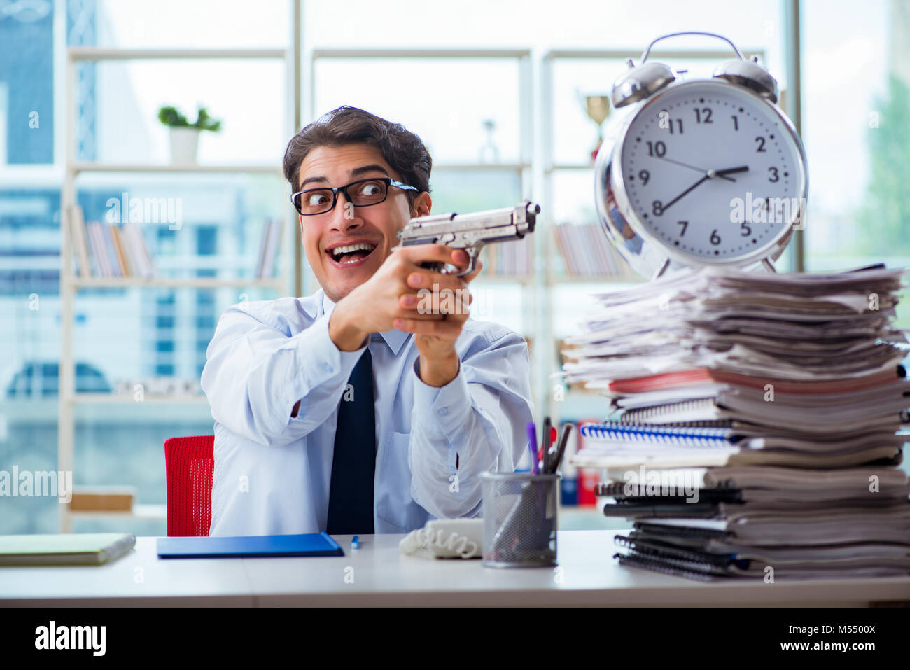 Смайлик с пистолетом. Игрушечный револьвер. Sometimes i think мем. Смайлик с пистолетом. Thinking gun.