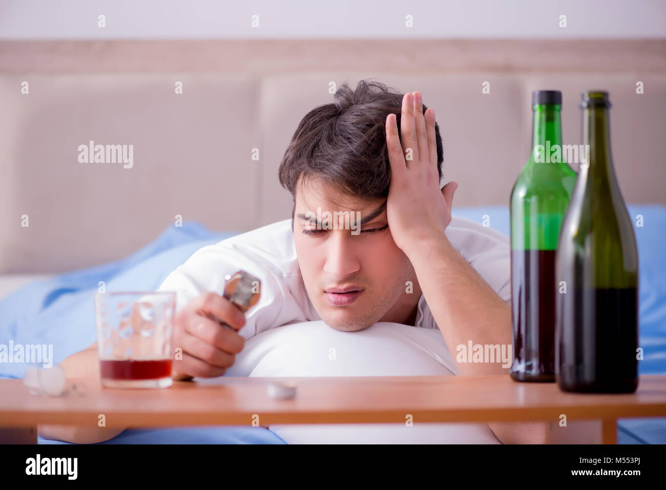 Похмелье. Похмельные коктейли алкогольные. Страдаю от похмелья. Коктейль от похмелья. Человек с похмелья.