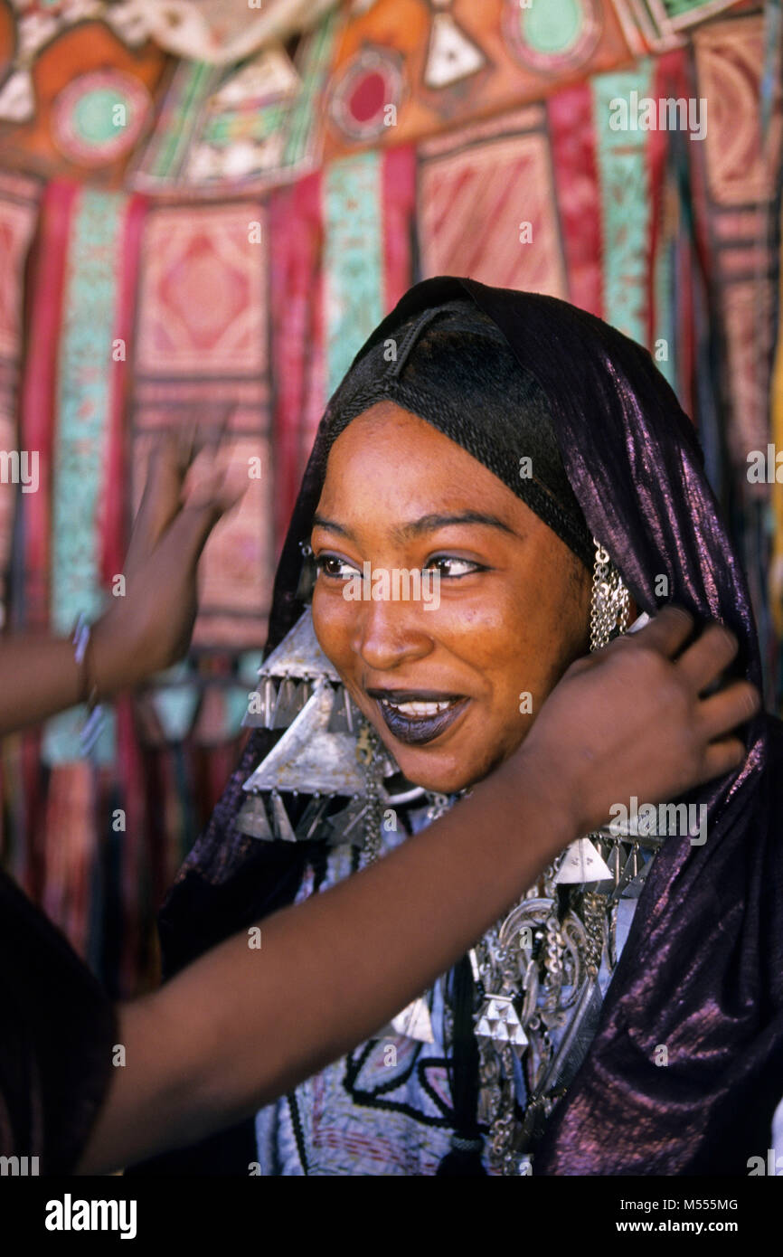 Algeria. Tamanrasset. Sahara desert. Portrait veiled woman of Tuareg tribe during the TAFSIT or springfestival. Indigo blue headscarf. Stock Photo