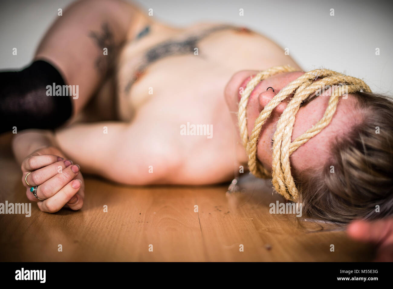 NAKED　フェチ Fetish, bondage and sexual fantasy - a nude naked young woman lying on her  back on a wooden floor with rope cord wrapped around her face, UK Stock  Photo - Alamy