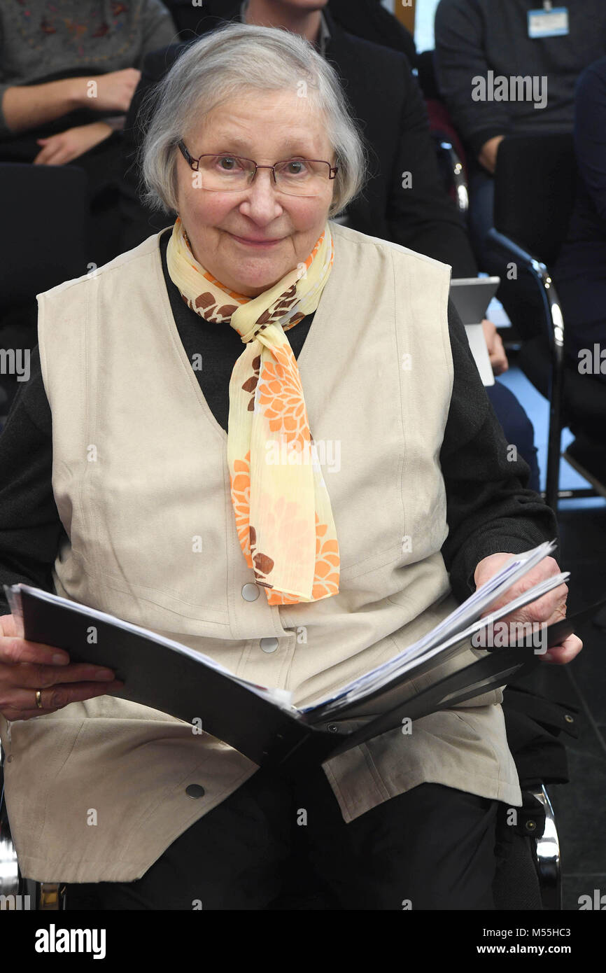 20 February 2018, Germany, Karlsruhe: Marlies Kraemer waits for the beginning of her trial at the Federal Supreme Court (BGH). The sixth civil senate stands in the background: Oliver Klein (L-R), Vera von Pentz, Gregor Galke, Stefanie Roloff und Peter Allgayer. The pensioner filed a lawsuit that Sparkasse is to name the female term of 'Kontoinhaber' (lit. account holder), being 'Kontoinhaberin' on their forms. Photo: Uli Deck/dpa Stock Photo