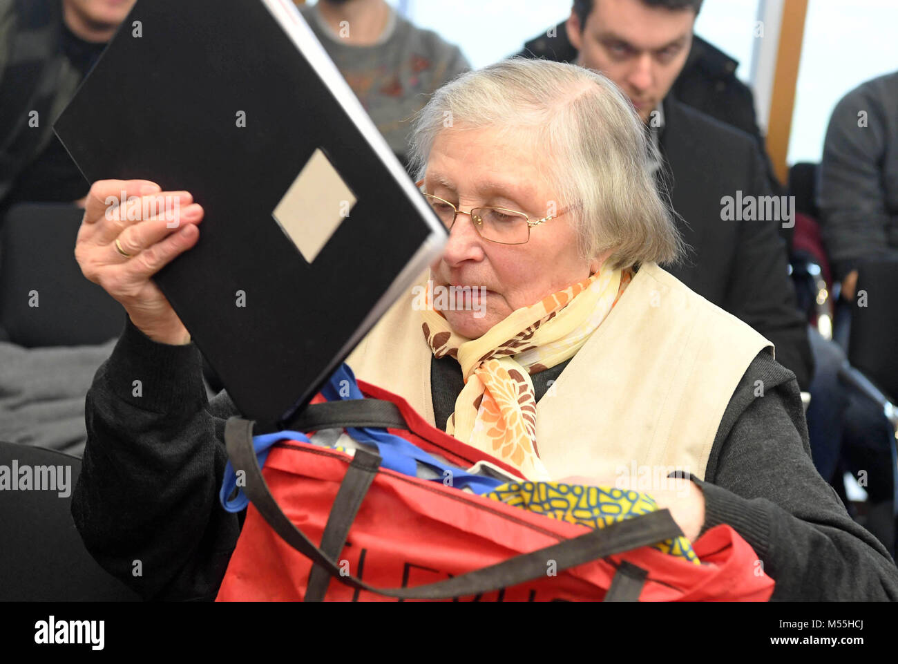 20 February 2018, Germany, Karlsruhe: Marlies Kraemer waits for the beginning of her trial at the Federal Supreme Court (BGH). The sixth civil senate stands in the background: Oliver Klein (L-R), Vera von Pentz, Gregor Galke, Stefanie Roloff und Peter Allgayer. The pensioner filed a lawsuit that Sparkasse is to name the female term of 'Kontoinhaber' (lit. account holder), being 'Kontoinhaberin' on their forms. Photo: Uli Deck/dpa Stock Photo