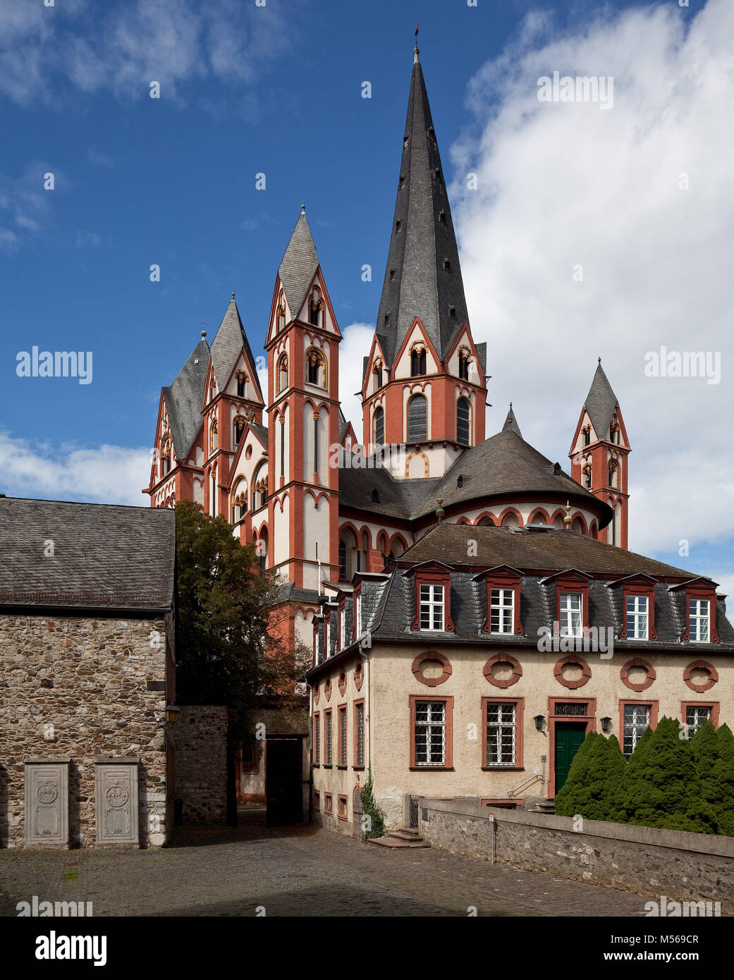 Limburg an der Lahn, Dom, Ansicht von Ost-Südost vorn barockes Konventsgebäude Stock Photo