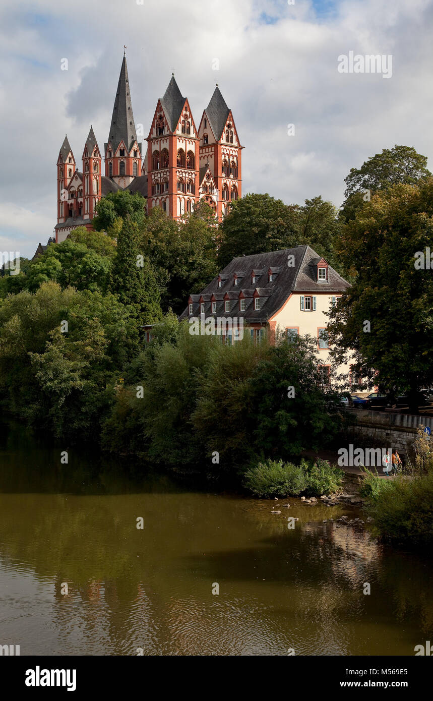 Limburg an der Lahn, Dom, Ansicht von Nordwesten mit Spiegelung in der Lahn Stock Photo