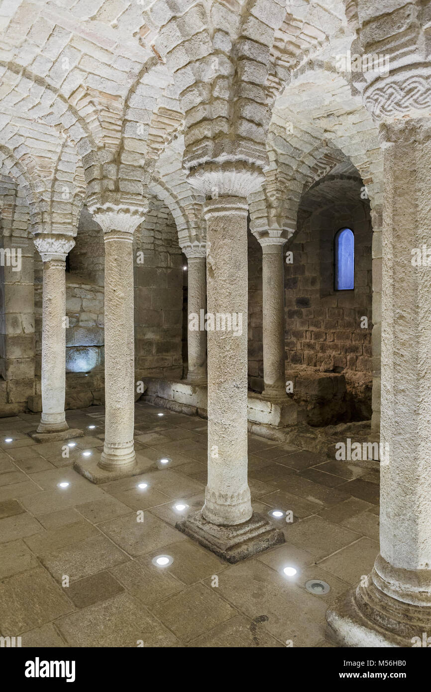 Pillar crypt hi-res stock photography and images - Alamy