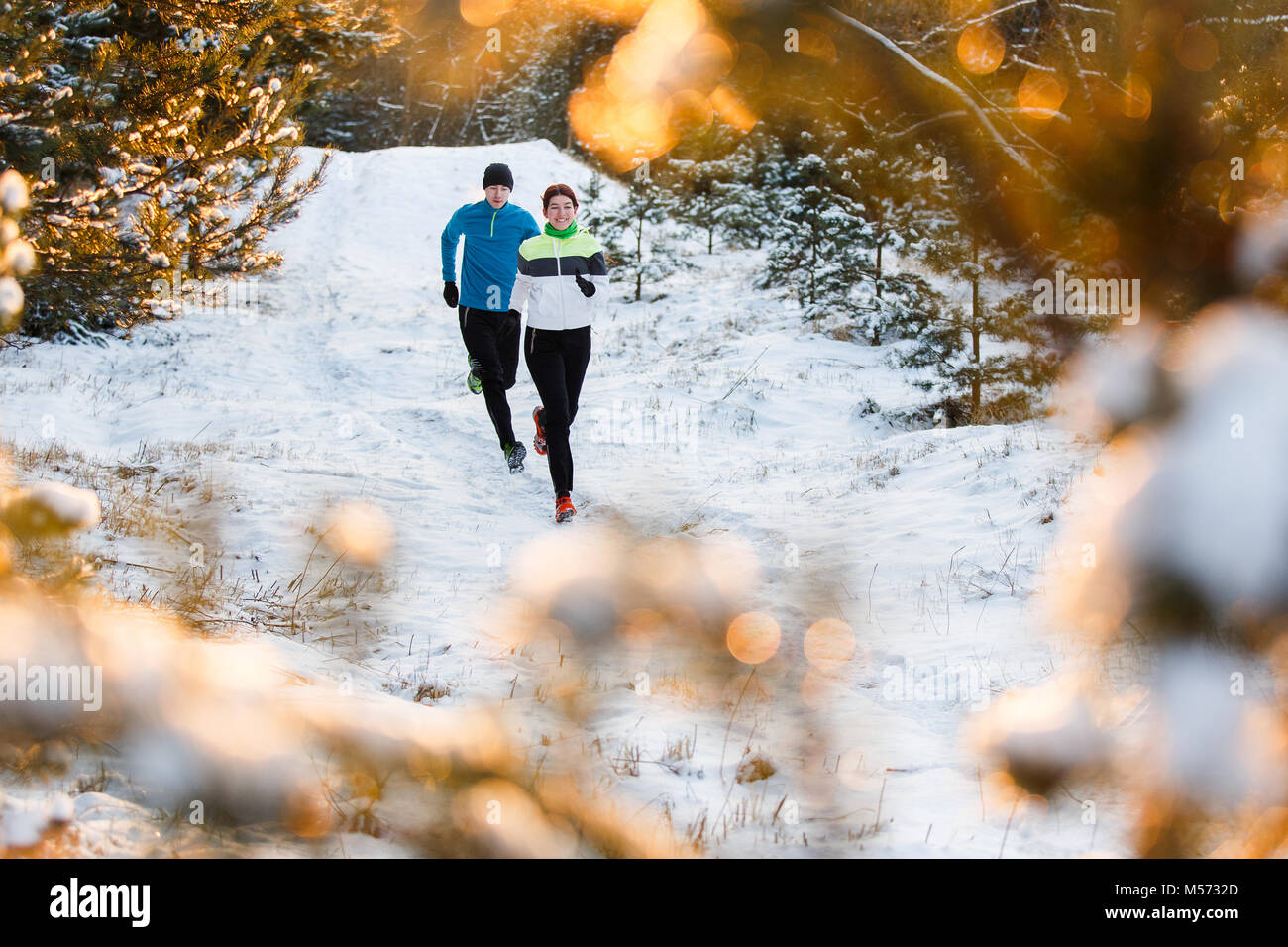 Бежит среди первых. Парочка бегает по зимнему парку. Пара бежит зимой. Мужчина бежит в парке зимой фото. Девушка бегает зимой в парке Москвы.
