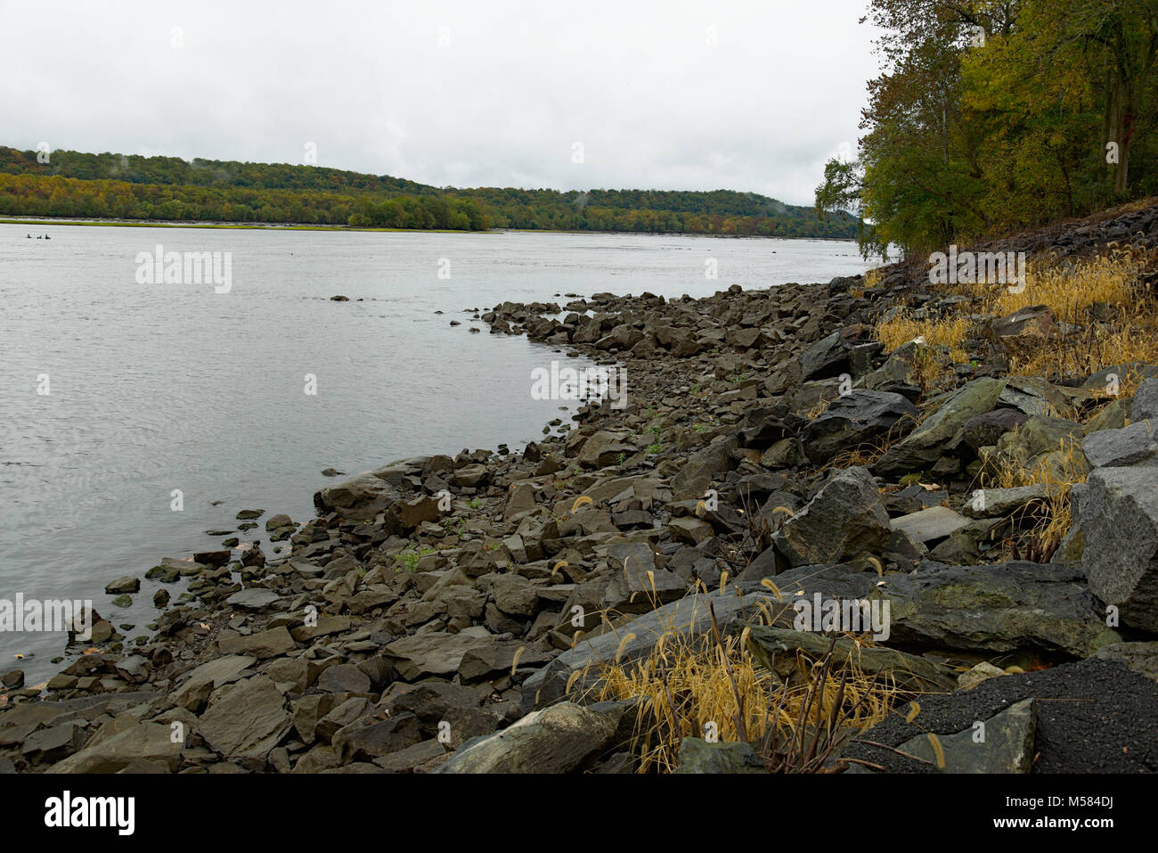Beautiful lake rocky shoreline hi-res stock photography and images - Alamy