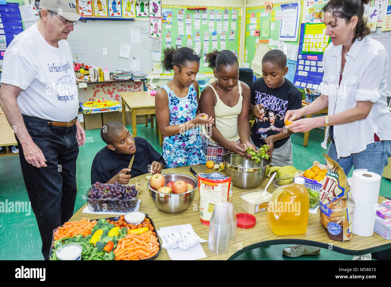 Miami Florida,Overtown,Frederick Douglass Elementary School,campus,Temple Beth Sholom Mitzvah Weekend,community service,Jewish,volunteer volunteers vo Stock Photo