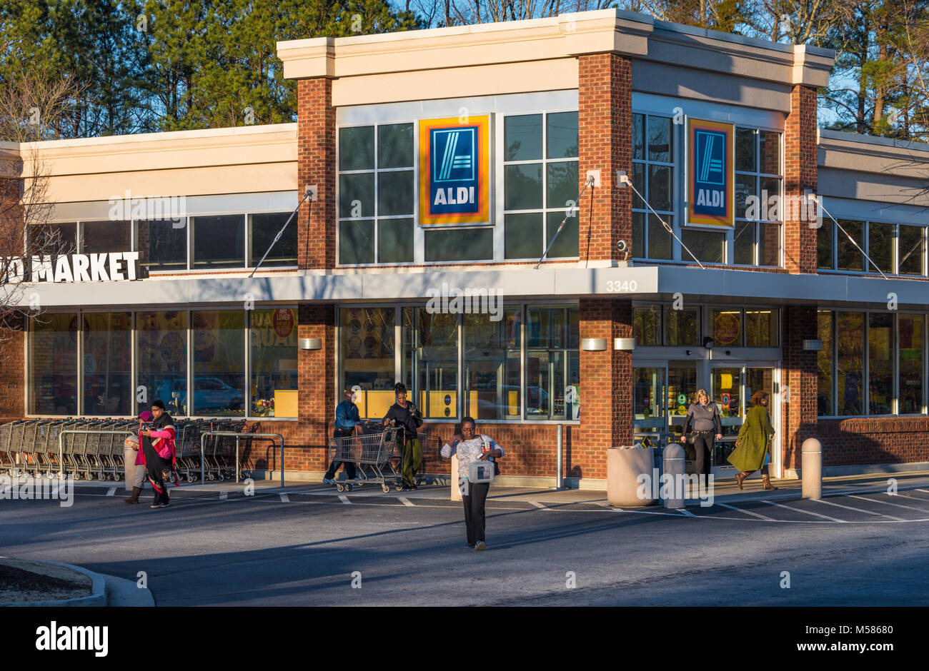 ALDI store in Metro Atlanta, Georgia is part of the international discount supermarket chain based in Germany with over 10,000 stores in 18 countries. Stock Photo