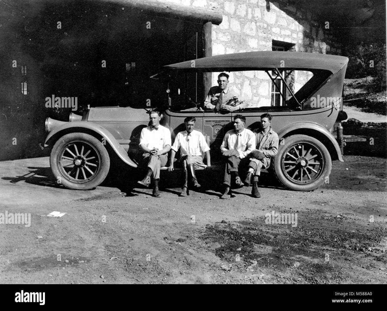 Grand Canyon National Park Tour Drivers. PIERCE ARROW TOURING CAR FRED HARVEY PUBLIC GARAGE. CURLY ENNIS 3RD FROM LEFT. GRCA 14745. CIRCA 1922. FRED HARVEY. Historic photo from , Stock Photo