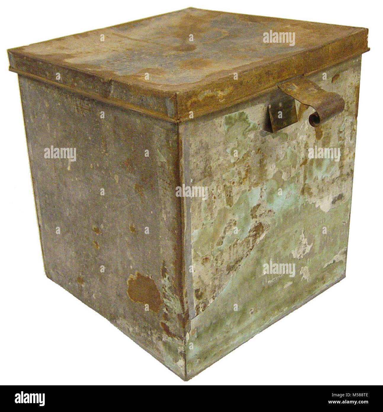Grand Canyon National Park  Miner's Cache. OBLONG BOX WITH LID AT TOP SECURED TWO HINGES IN REAR.  FRONT OF LID HAS LATCH WHICH FITS UNDER CATCH AT FRONT OF BOX.  TRACES OF GREEN PAINT.  HAS SOME LEGIBLE PRINT 'BAKERS AND     / PREPARED AND PACKED BY/    BAUM, GOLDBER & BOWE ', WITH NUMBERS.  ILLEGIBLE ADDRESS BELOW.  DENTED AND RUSTED.  THIS ITEM WAS PART OF A 1893 MINER'S CACHE, STORED IN A LARGE SQUARE TIN AND LOCATED IN THE SUPAI AREA. SOME OF THE ITEMS FROM THIS CACHE ARE ON EXHIBIT AT THE GRAND CANYON VISITOR CENTER. (SOUTH RIM)  THE CACHE INCLUDED VARIOUS PROVISIONS,TOILETRIES AND SUNDR Stock Photo