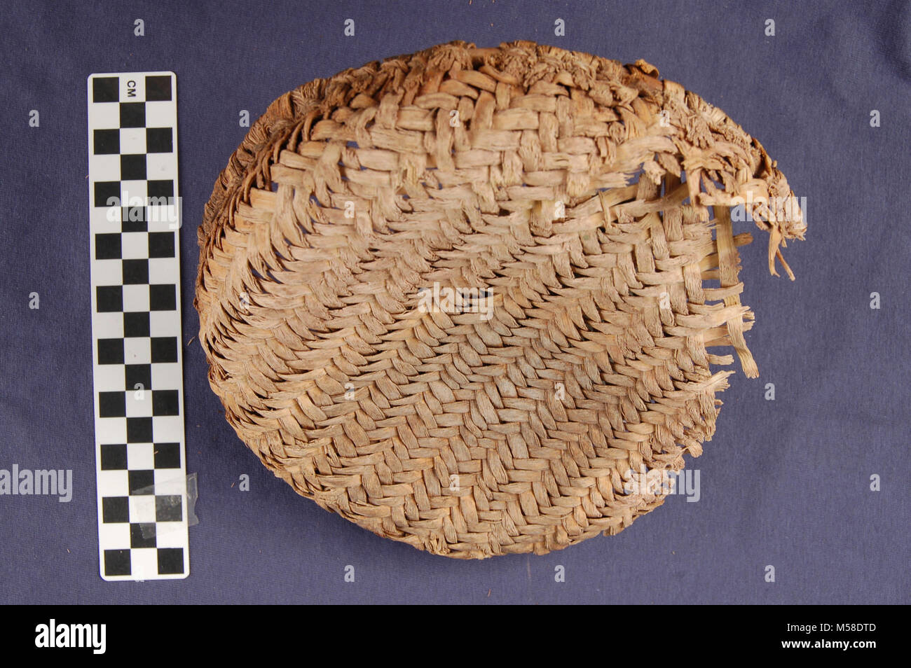 Pueblo III Basket grca  Grand Canyon Nat Park. ONE BASKET, APPROXIMATELY 80% COMPLETE.  IT IS A TWILLED RING BASKET, MANUFACTURED WITH A 3/3 TWILL TECHNIQUE.   BODY OF THE BASKET IS YUCCA OR AGAVE AROUND A SQUAW BUSH (RHUS SPECIES) OR WILLOW (SALIX SP.) HOOP.  RADIOCARBON DATED TO 750 BP +/- 50 YEARS. FOUND ALONG THE COLORADO RIVER, Stock Photo