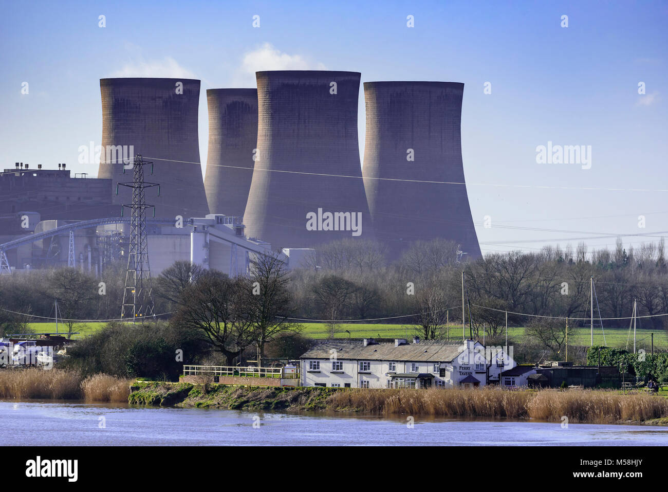 Fiddlers Ferry power station and Ferry Tavern on the banks of the river Mersey at Penketh. Stock Photo
