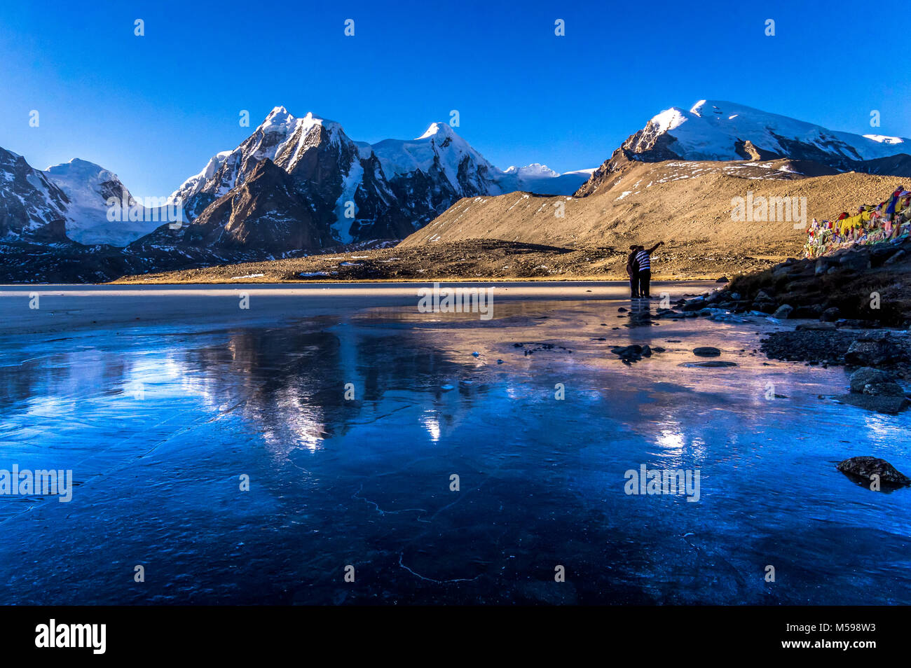 Frozen Gugudongmar lake, one of the highest motorable lake in India Stock Photo