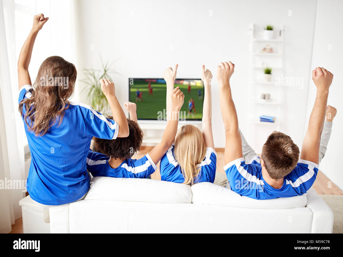 Family watching football on tv hires stock photography and images Alamy