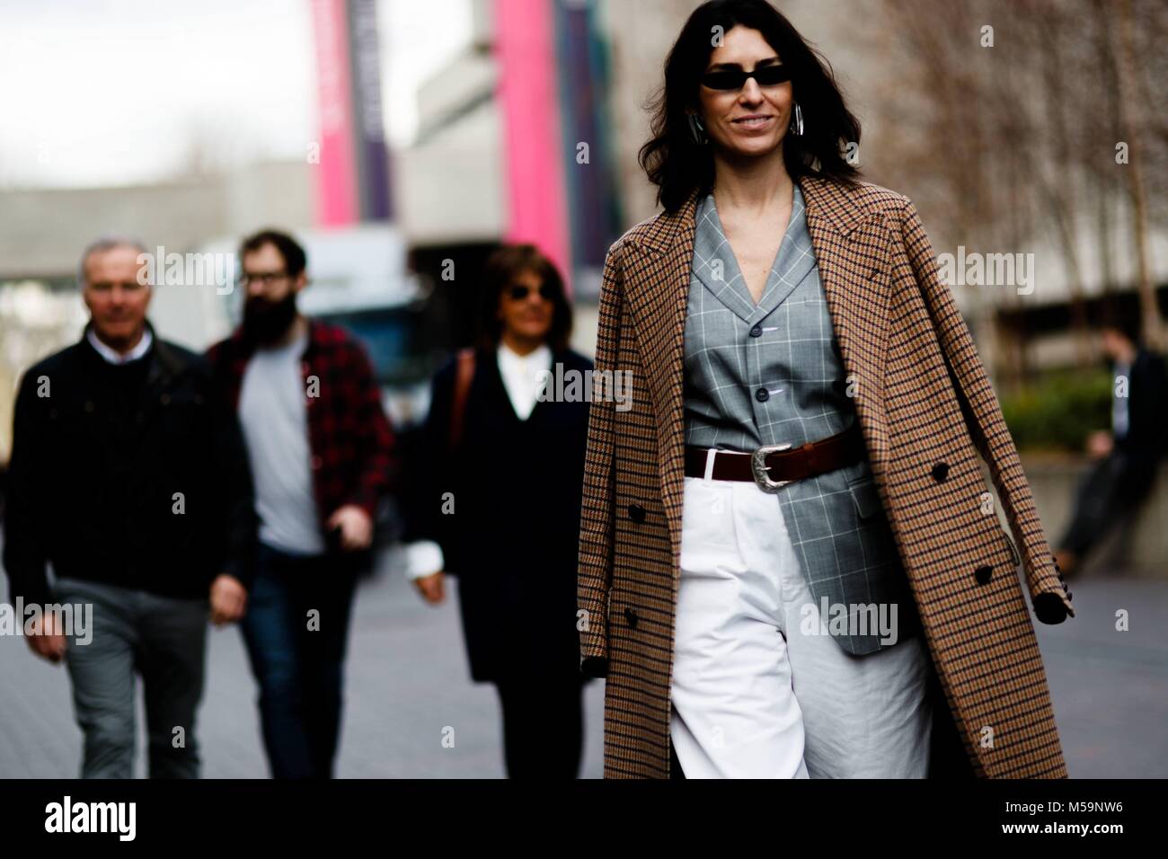 London, Grossbritannien. 18th Feb, 2018. A chic showgoer walking outside the Roland Mouret runway show during London Fashion Week - Feb 18, 2018 - Credit: Runway Manhattan/Zach Dodds ***For Editorial Use Only*** | Verwendung weltweit/dpa/Alamy Live News Stock Photo